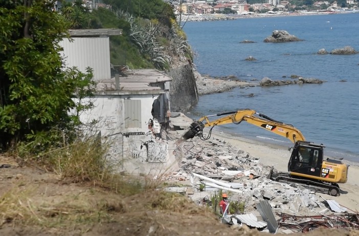 Albissola, partita la demolizione dell'ex fabbricato dei bagni Madonnetta: ruspa al lavoro
