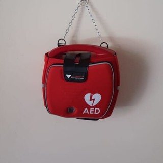 Altare, installato un nuovo defibrillatore DAE nella palestra delle scuole medie