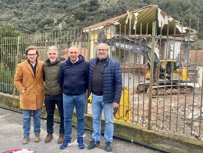 Zuccarello, iniziata la demolizione dell’ex caserma dei Carabinieri: verrà costruita la nuova scuola