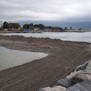 Albenga, in corso i lavori per liberare la Darsena dalla sabbia