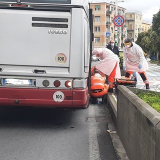 Cade mentre scende dal bus: donna soccorsa ad Albissola (FOTO)