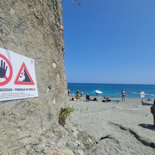 Spiaggia libera interdetta ad Albisola, divieti non rispettati. Il sindaco: "I cartelli e l'ordinanza parlano chiaro"