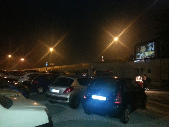 A Savona scene da film anni '70 con il drive-in A Savona scene da film anni '70 con il drive-in