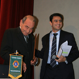Cosseria intitola la propria scuola al dottor Gaiero, presenti l'onorevole Cirio e il consigliere regionale Vaccarezza alla cerimonia