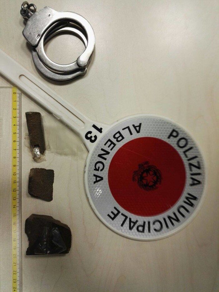Albenga: sfugge per un soffio ai controlli della Polizia Locale, continua la lotta contro lo spaccio e l'abuso di alcool Albenga: sfugge per un soffio ai controlli della Polizia Locale, continua la lotta contro lo spaccio e l'abuso di alcool