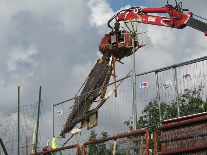 Demolizione baracche abusive nel campo nomadi di Savona, stop nel pomeriggio. Due famiglie rifiutano sia gli alloggi proposti che l'albergo (FOTO e VIDEO) Demolizione baracche abusive nel campo nomadi di Savona, stop nel pomeriggio. Due famiglie rifiutano sia gli alloggi proposti che l'albergo (FOTO e VIDEO)