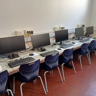 Varazze, donati computer alla scuola primaria "G.Massone" in memoria della maestra Liliana Pirazini