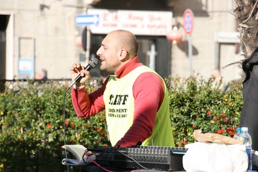 Davie Mannarà durante un comizio in Piazza Saffi, nei giorni di svolgimento della protesta
