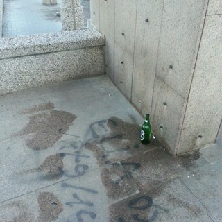 Degrado, spazzatura e bisogni davanti al Tribunale di Savona: la segnalazione di Roberto Nicolick