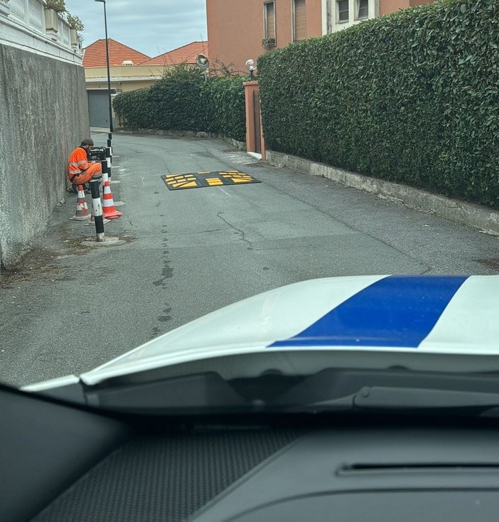Varazze, installati nuovi paletti in via Villagrande e dossi in via Cavetto (FOTO) Varazze, installati nuovi paletti in via Villagrande e dossi in via Cavetto (FOTO)