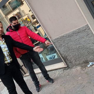 Albenga, la rabbia dei commercianti contro le deiezioni canine: "Chiediamo multe più salate e pattuglie in borghese"