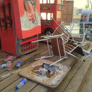 Risse, aggressioni, dehors distrutti: un’altra notte da incubo ad Alassio