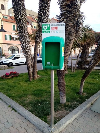 Defibrillatore vandalizzato: denuncia contro ignoti a Pietra Ligure