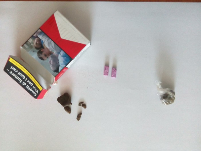 Droga nascosta sotto la sabbia ad Alassio, sgominato traffico di droga tra i giovanissimi Droga nascosta sotto la sabbia ad Alassio, sgominato traffico di droga tra i giovanissimi