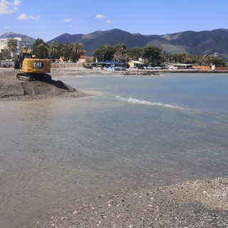 La Darsena di Albenga è stata liberata dalla sabbia accumulata con le mareggiate invernali