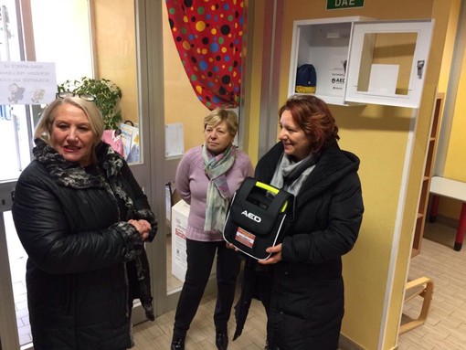 La Lega Nord di Albenga dona un defibrillatore all'Asilo Ester Siccardi