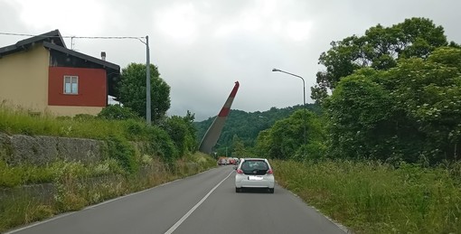 Cairo: traffico in tilt per il passaggio delle pale eoliche, scatta la polemica: "Chi deve andare a lavorare come fa?" Cairo: traffico in tilt per il passaggio delle pale eoliche, scatta la polemica: "Chi deve andare a lavorare come fa?"