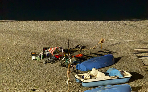 Savona fuoco acceso sulla spiaggia sotto al Priamar, danneggiata l'area del Circolo Nautico Colombo