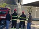 Savona, i vigili del fuoco ispezionano con un drone il tetto della palazzina dell’Autorità Portuale (VIDEO)
