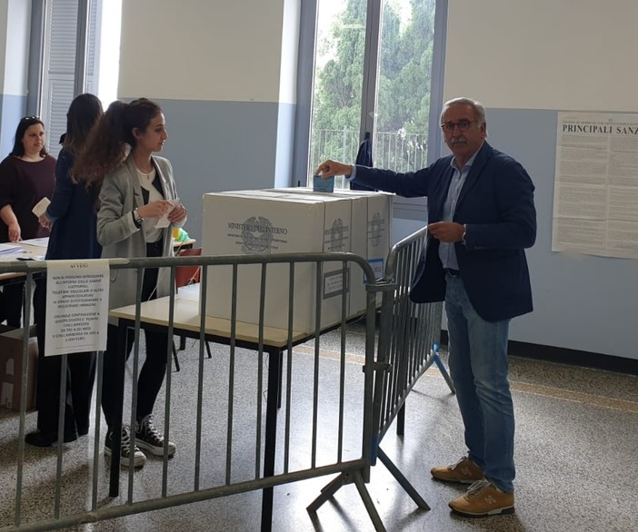Pietra Ligure, il candidato sindaco Luigi De Vincenzi ha votato