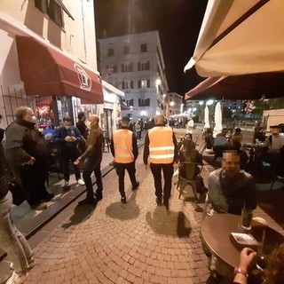 Stop alcol d'asporto e chiusura notturna locali, scade l'ordinanza: i sindaci si dividono tra la proroga e lo stop