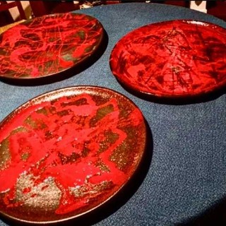 L'artista Dana espone al Nuovofilmstudio di Savona: colori, inquietudini e visioni surrealiste nella nuova mostra