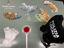 Tenta di ingerire della droga, viene bloccato e sputa crack e cocaina: arrestato dalla polizia locale