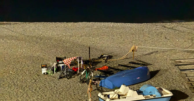 Savona fuoco acceso sulla spiaggia sotto al Priamar, danneggiata l'area del Circolo Nautico Colombo