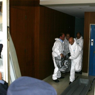 Albissola: delitto di via dell'Oratorio, cadavere esce dal palazzo (foto)