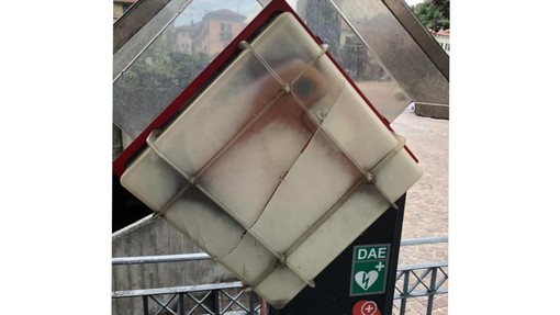 Cairo Montenotte: danneggiato il defibrillatore presente in piazza della Vittoria