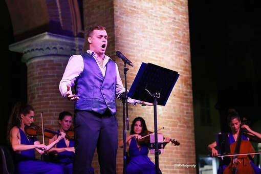 Noli, sabato 9 agosto in concerto il tenore "di casa": in Piazza Chiappella una serata con Davide Pastorino Noli, sabato 9 agosto in concerto il tenore "di casa": in Piazza Chiappella una serata con Davide Pastorino