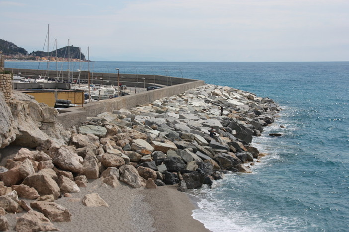 Finale, terminato il rinforzo della diga foranea: rimosso il cantiere al porto di Capo San Donato (FOTO)