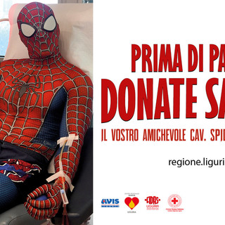 Spiderman in missione per la Liguria: "Prima di partire per le vacanze, donate sangue e plasma"
