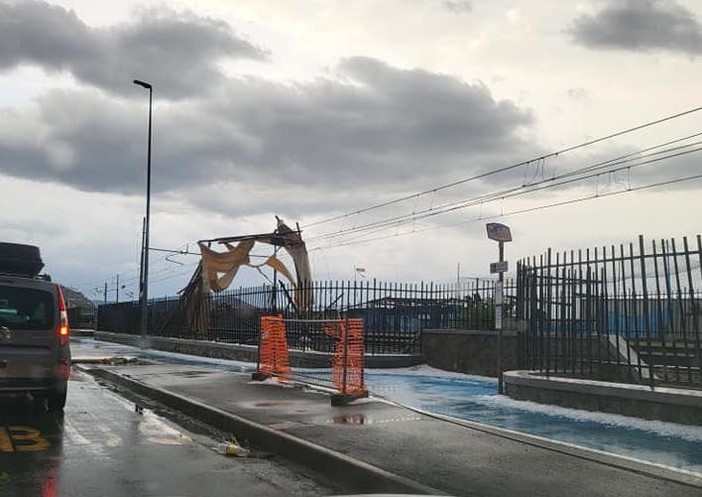 Maltempo, cabine dei bagni finiscono sui binari: interrotta la linea ferroviaria tra Chiavari e Sestri Levante Maltempo, cabine dei bagni finiscono sui binari: interrotta la linea ferroviaria tra Chiavari e Sestri Levante