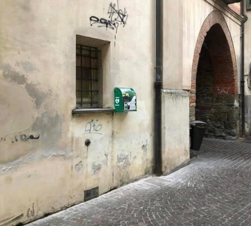 A Cairo Montenotte un nuovo defibrillatore nel centro storico (FOTO)