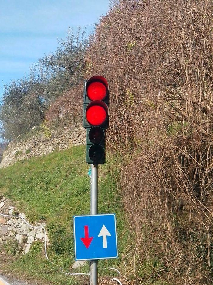 Provinciale per Carbuta, doppio semaforo rosso: possibile guasto al lampeggiante