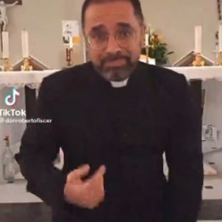 Don Fiscer, il parroco tiktoker e l'attestato di stima di Selvaggia Lucarelli: "Come Gesù, seguo i suoi insegnamenti"