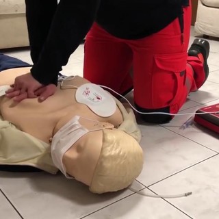 Come usare il defibrillatore, una serata alla Soms di Cairo