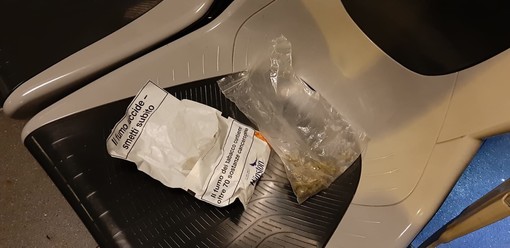 Alassio, droga sotto il sedile del pullman sequestrata dai carabinieri (FOTO e VIDEO) Alassio, droga sotto il sedile del pullman sequestrata dai carabinieri (FOTO e VIDEO)