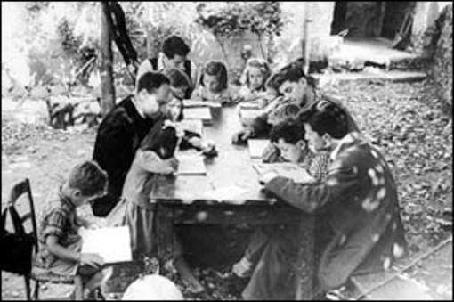 Don Milani e i ragazzi di Barbiana. Fu uno dei primi preti che attraverso il libro "Lettera ad una professoressa" denunciò il classismo nella scuola pubblica. Don Milani e i ragazzi di Barbiana. Fu uno dei primi preti che attraverso il libro "Lettera ad una professoressa" denunciò il classismo nella scuola pubblica.