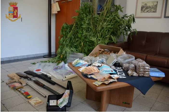 Savona, i cani poliziotto e antidroga scoprono 1.6 kg di marijuana, 2 kg di hashish, 1 carabina e due fucili: arrestato un 22enne Savona, i cani poliziotto e antidroga scoprono 1.6 kg di marijuana, 2 kg di hashish, 1 carabina e due fucili: arrestato un 22enne
