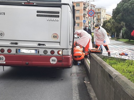 Cade mentre scende dal bus: donna soccorsa ad Albissola (FOTO)