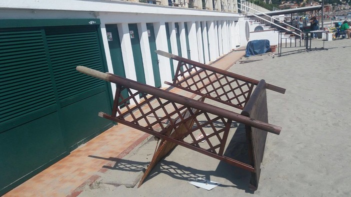 Danneggiamenti negli stabilimenti balneari di Laigueglia