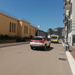 Accusa un malore in mare, anziana soccorsa a Finale da bagnini e Capitaneria