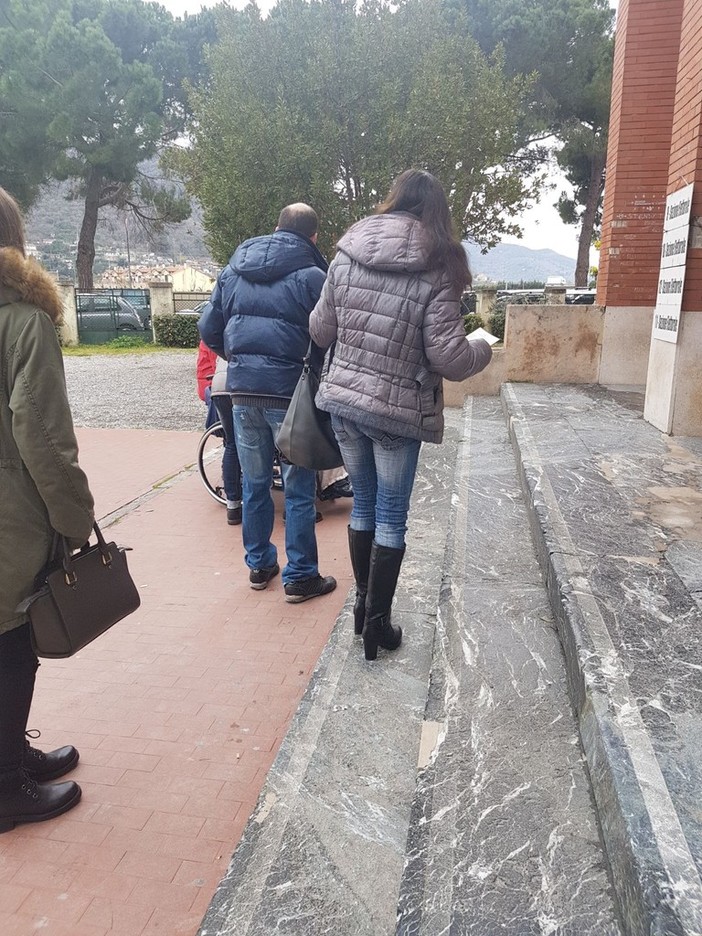 Albenga: "super code" per il voto e disagi per i disabili (FOTO)