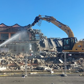 Ex scuole di via San Pietro ad Albisola: scattano le demolizioni dell'ex bocciodromo (FOTO e VIDEO)