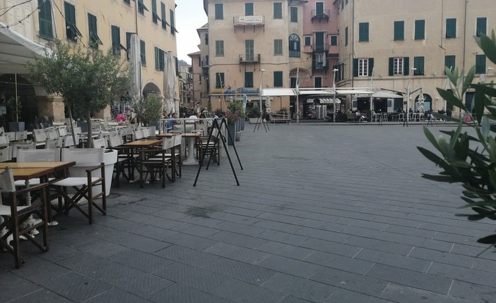 Alcuni dehors di piazza Vittorio Emanuele a Finale: per loro in arrivo l'opportunità di ampliamento fino al 30 settembre