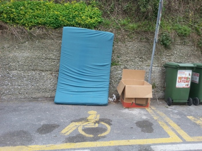 Finale Ligure, piccola discarica a cielo aperto in via XXV aprile, la segnalazione di una lettrice