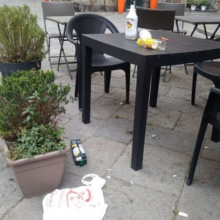 Albenga e il degrado del sabato sera, lettera al direttore di un cittadino “scocciato”: “Gli sbandati sporcano e vandalizzano la città”