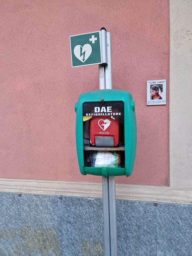 Savona, vandalizzata nuovamente la bacheca del defibrillatore di Zinola (FOTO) Savona, vandalizzata nuovamente la bacheca del defibrillatore di Zinola (FOTO)